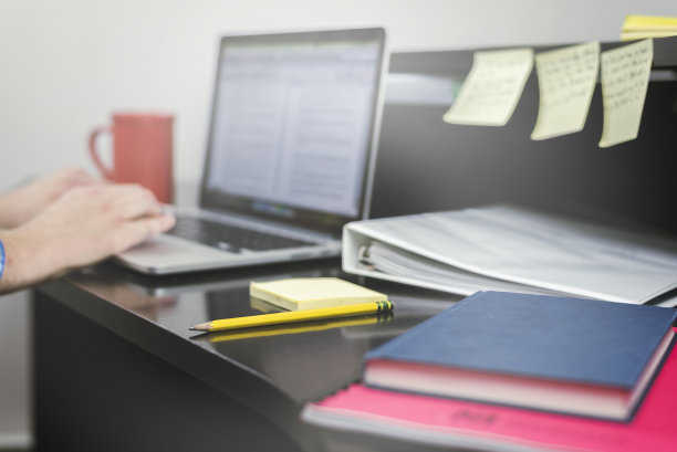 忙碌的办公桌边图片下载