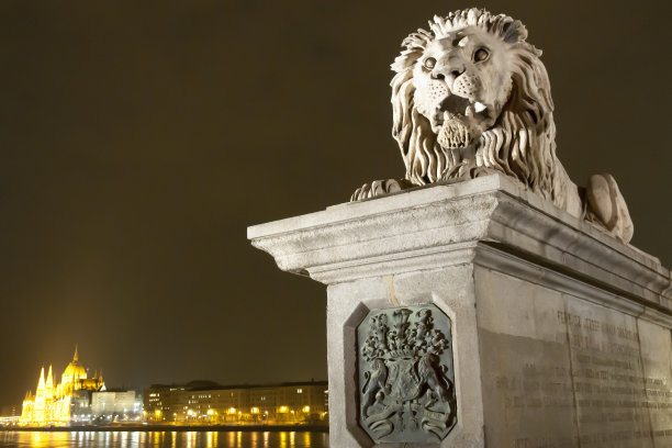 铁链桥狮子-布达佩斯-匈牙利图片下载