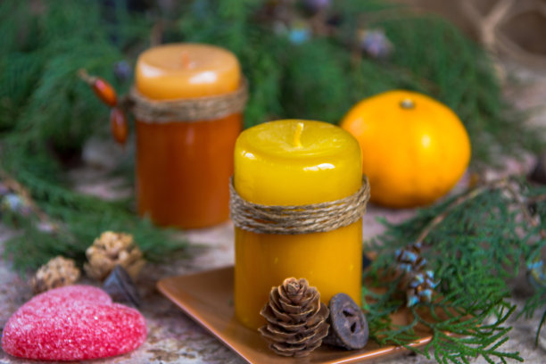 圣诞装饰，新年蜡烛在木制背景上素材图片