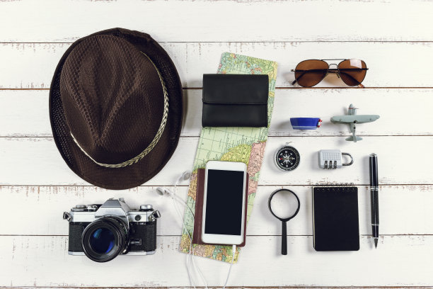 服装和配件的旅行者木制背景与co图片下载