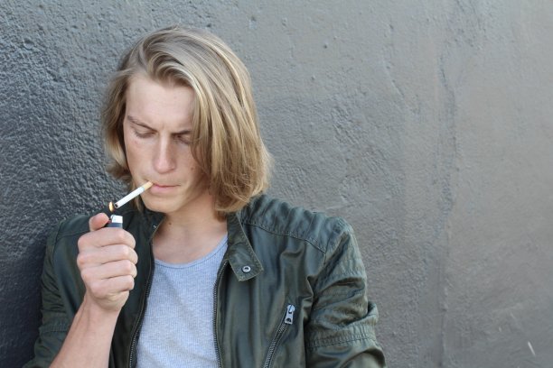 正在点烟的帅哥图片下载