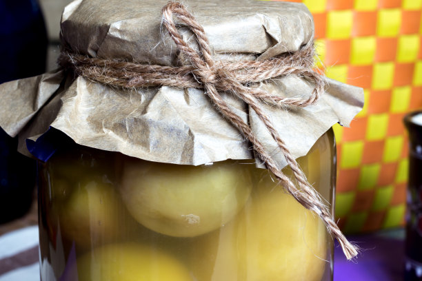 特写照片，杏子罐装饰，水果罐头，在生态厨房图片下载