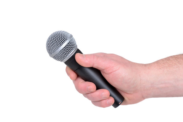 拿着麦克风图片下载