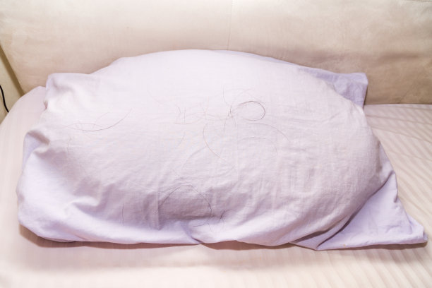 早上枕头上发现掉下来的头发图片下载