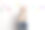 美丽苗条的女孩坐在凳子上，看起来很自信图片下载