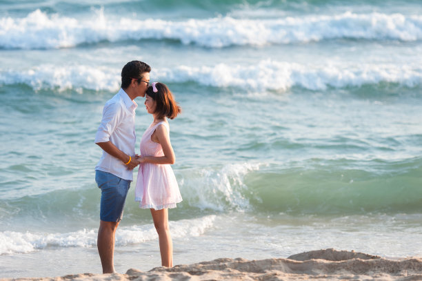 浪漫的情侣在热带海滩度假。图片下载