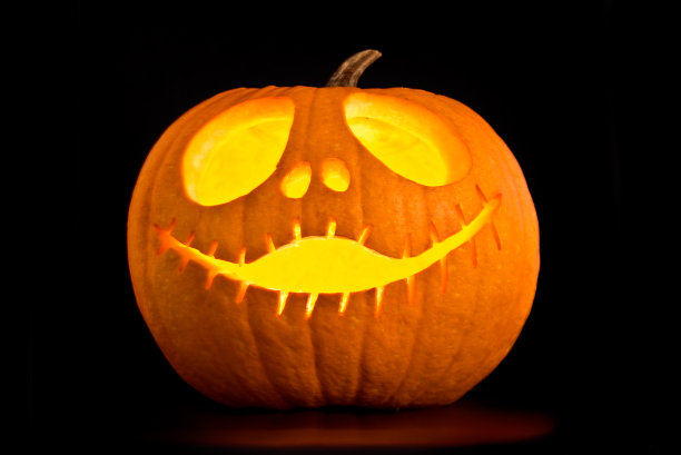 照亮万圣节南瓜灯，黑色背景图片下载