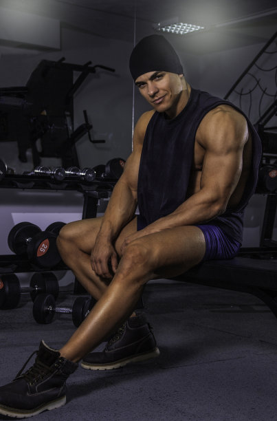 快乐的人在健身房2图片下载