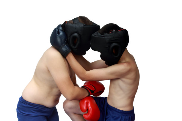 一个年轻的运动员用膝盖撞击另一个运动员的胃图片下载