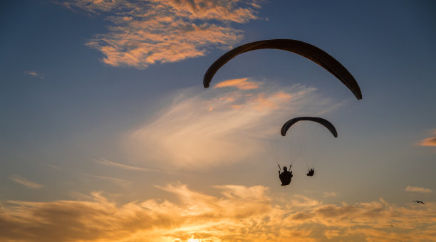 日落para-gliding。图片下载