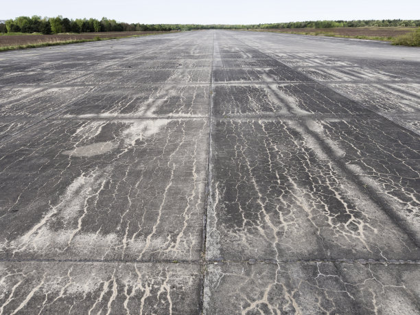 废弃的混凝土机场/机场跑道图片下载