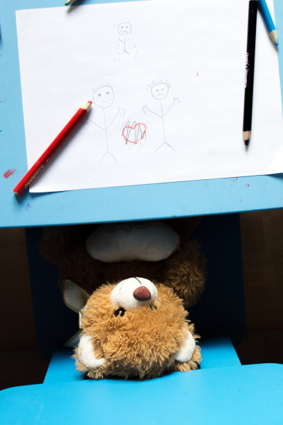 不幸的家庭和孩子。速写在便利贴上....图片下载