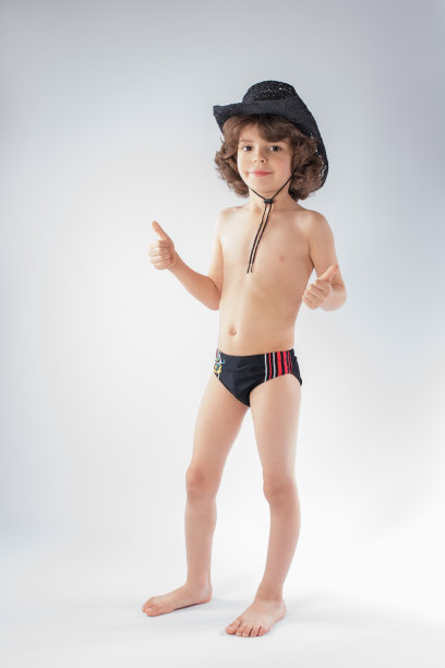 小卷毛牛仔帽和游泳衣站着看图片下载