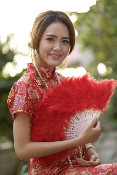 身着传统旗袍的年轻中国妇女的照片图片下载