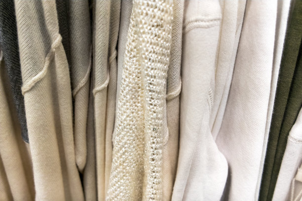 衣服挂在商店的架子上。图片下载