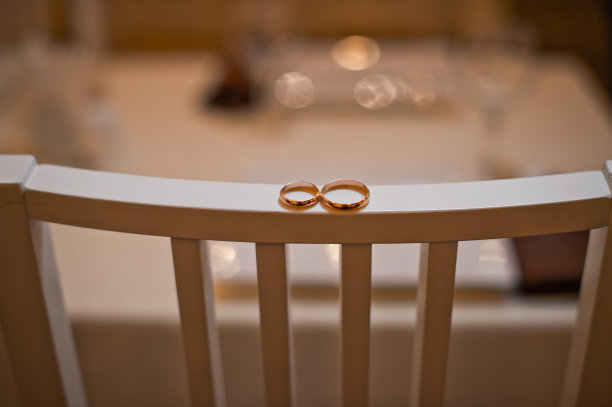 把结婚戒指放在椅背上图片下载