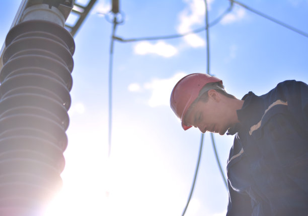 在变电站工作的电工图片下载