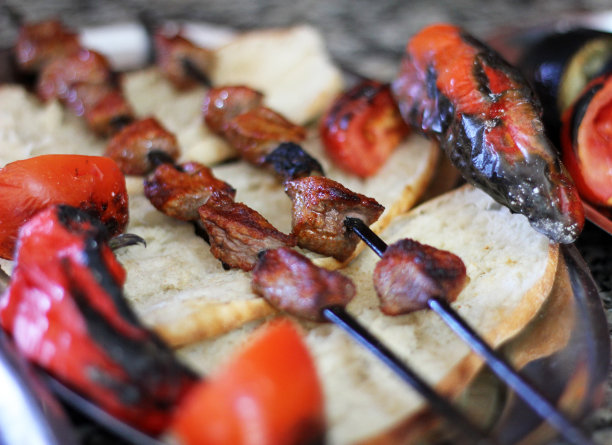 土耳其菜肴中的烤羊肉串图片下载