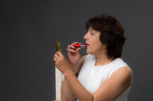 白衣美人涂口红图片下载