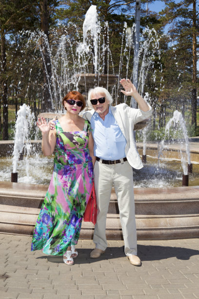 老夫妻一起散步图片下载