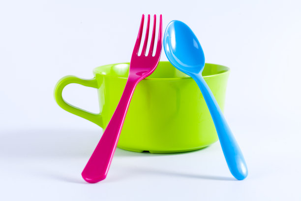 婴儿用勺子和叉子给碗断奶图片下载