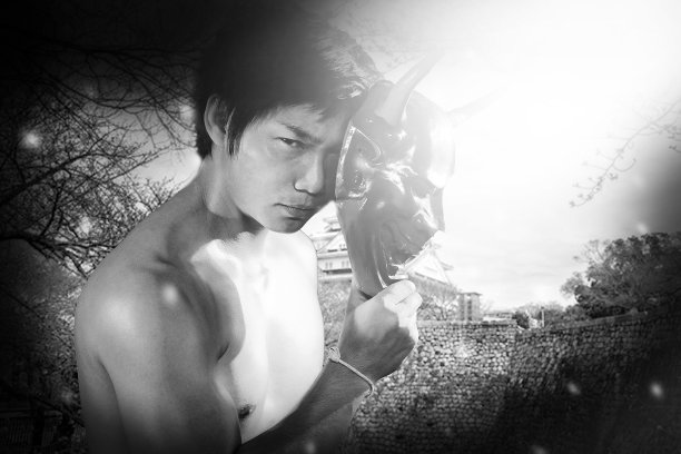 戴着红色面具的忍者图片下载