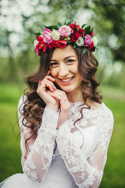 花园里穿着白色婚纱的新娘图片下载