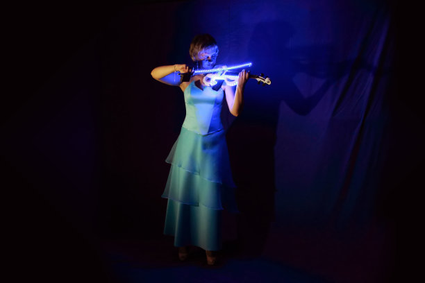 女士和音乐之光图片下载