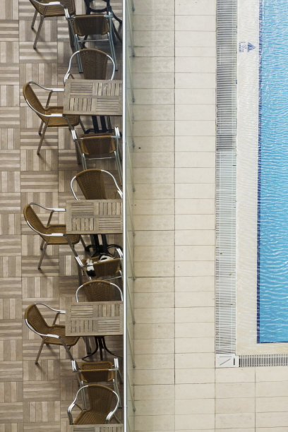 从上到下的游泳池和椅子图片下载