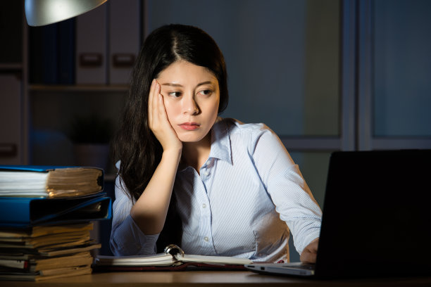 亚洲商界女性加班到深夜昏昏欲睡图片下载