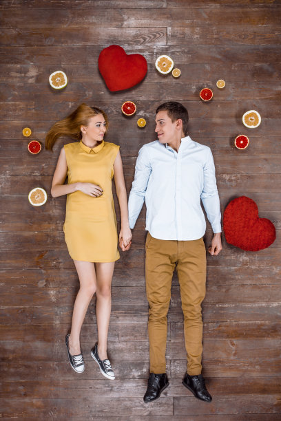 俯视图照片的夫妇在木地板上图片下载