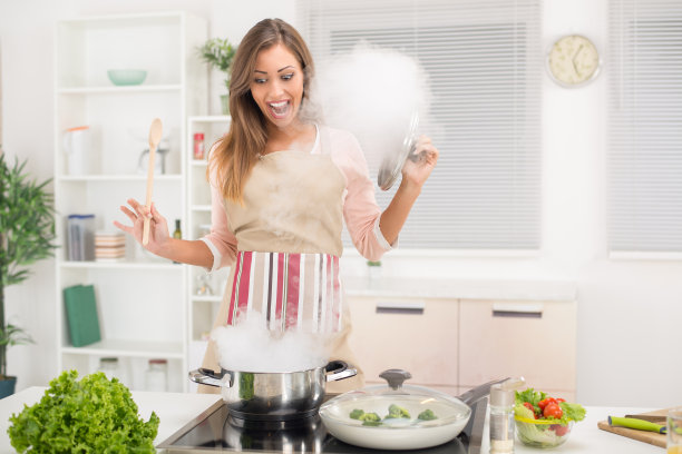 女孩做饭图片下载