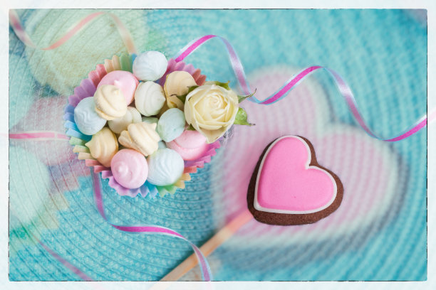 粉红色的心形姜饼饼干，组合在一起图片下载