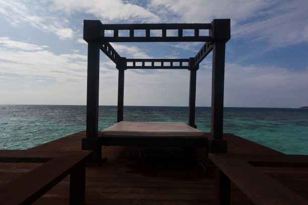 马尔代夫度假胜地的海边小屋图片下载