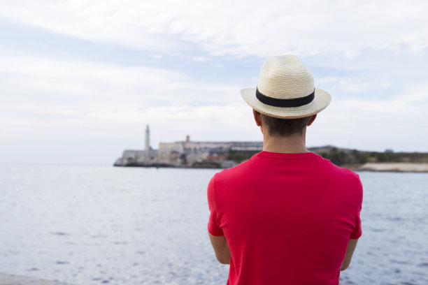 男人看着摩洛城堡图片下载