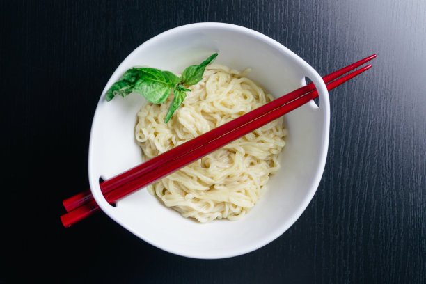 用筷子夹的亚洲面条图片下载