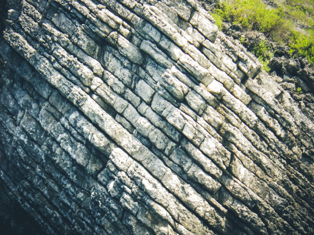石灰岩喀斯特岩石地质层对角上升和植被图片下载