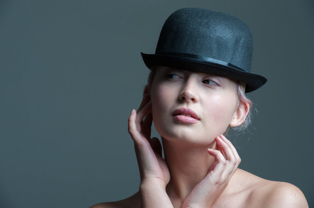 戴圆顶礼帽的女孩图片下载