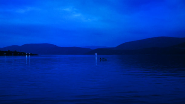 希腊蓝色海面上的小船图片下载