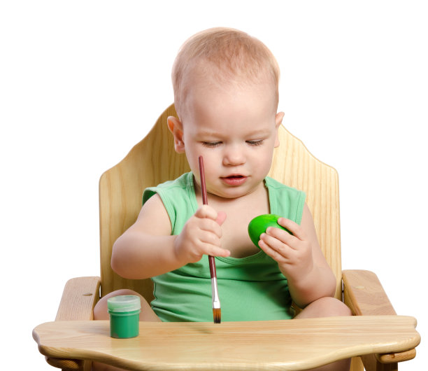 小男孩画鸡蛋孤立在白色图片下载