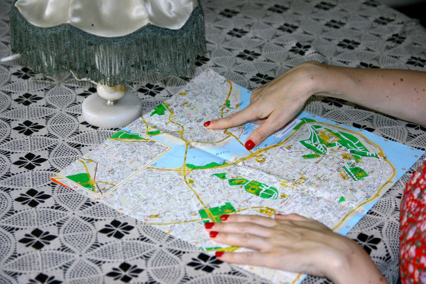 女人在看地图图片下载