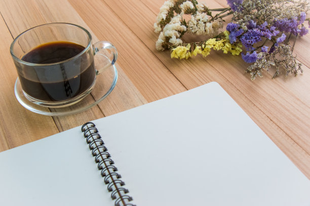 把空白笔记本放在热咖啡杯旁边图片下载