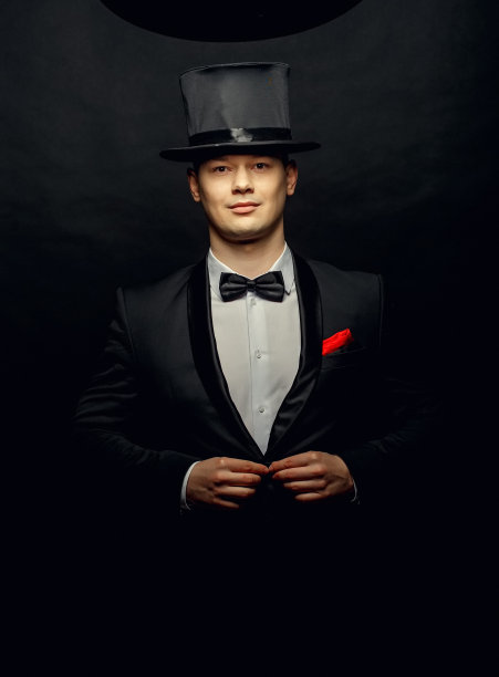 穿着黑西装的魔术师图片下载