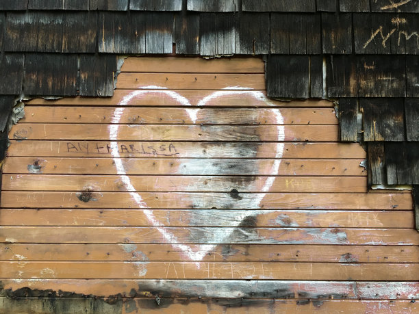 刻有黄色背景的心图片下载