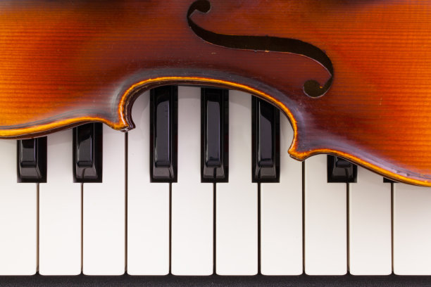 旧小提琴躺在钢琴上图片下载
