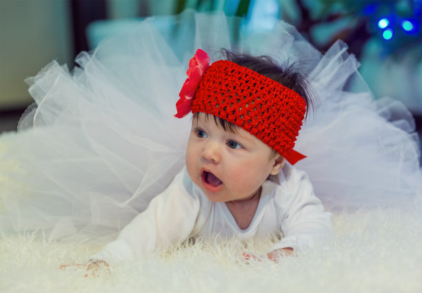 孩子躺在毯子上，望着母亲图片下载