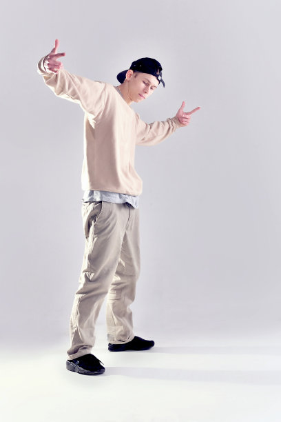 时尚和酷的霹雳舞风格舞者摆姿势图片下载