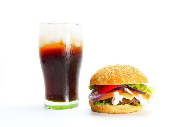 汉堡配黑饮料，白色背景图片下载