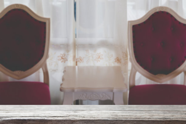 木质桌子显示您的产品与模糊的背景图片下载