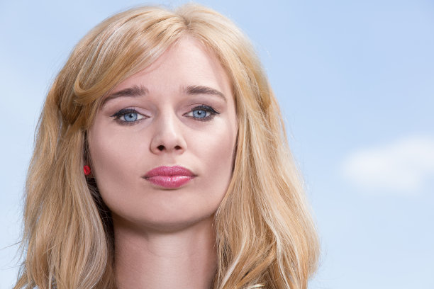 有一双漂亮蓝眼睛的年轻女子图片下载